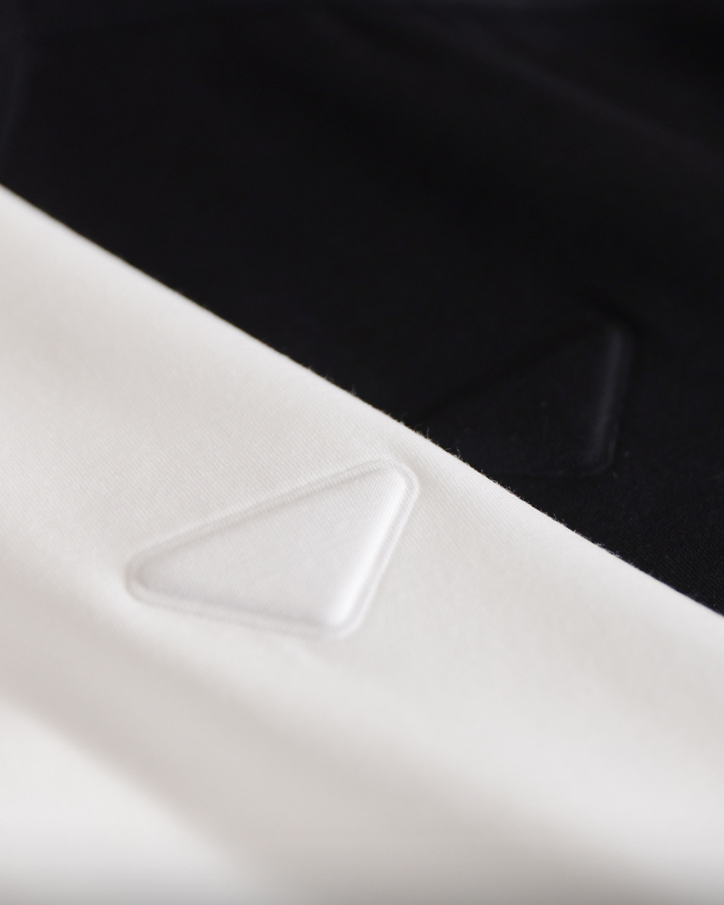 Embossed triangle logo casual t-shirt 2color 【ACT0067】